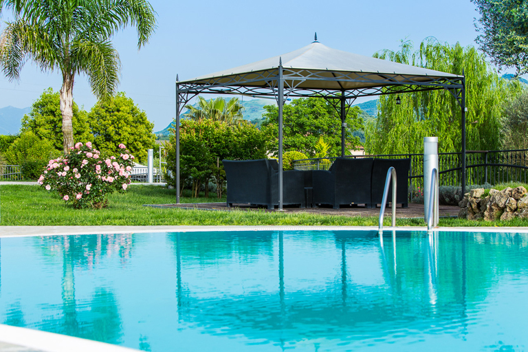 Piscina con gazebo 768x512