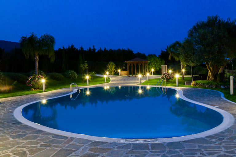 Piscina di notte 768x512