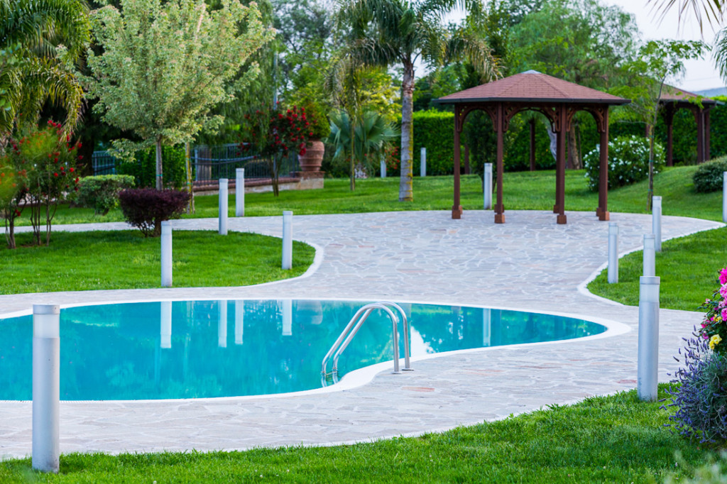 Piscina e gazebo